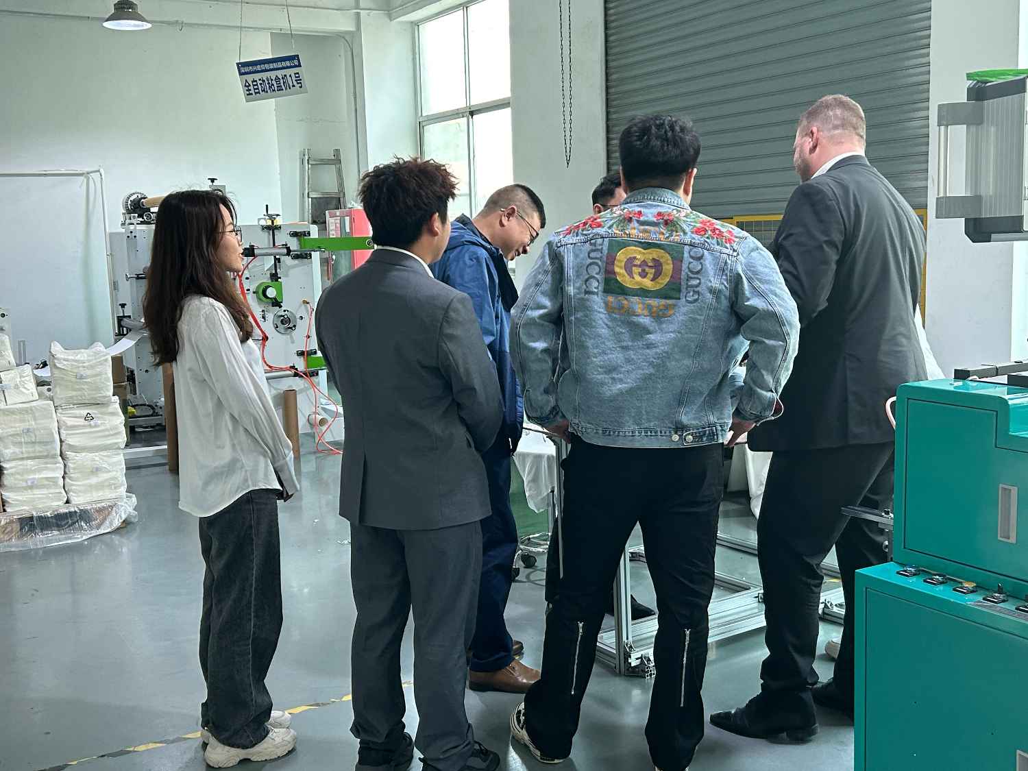 國際合作伙伴深度考察，共謀發(fā)展 —— 外國客戶訪問久信達科技生產(chǎn)車間(圖2)