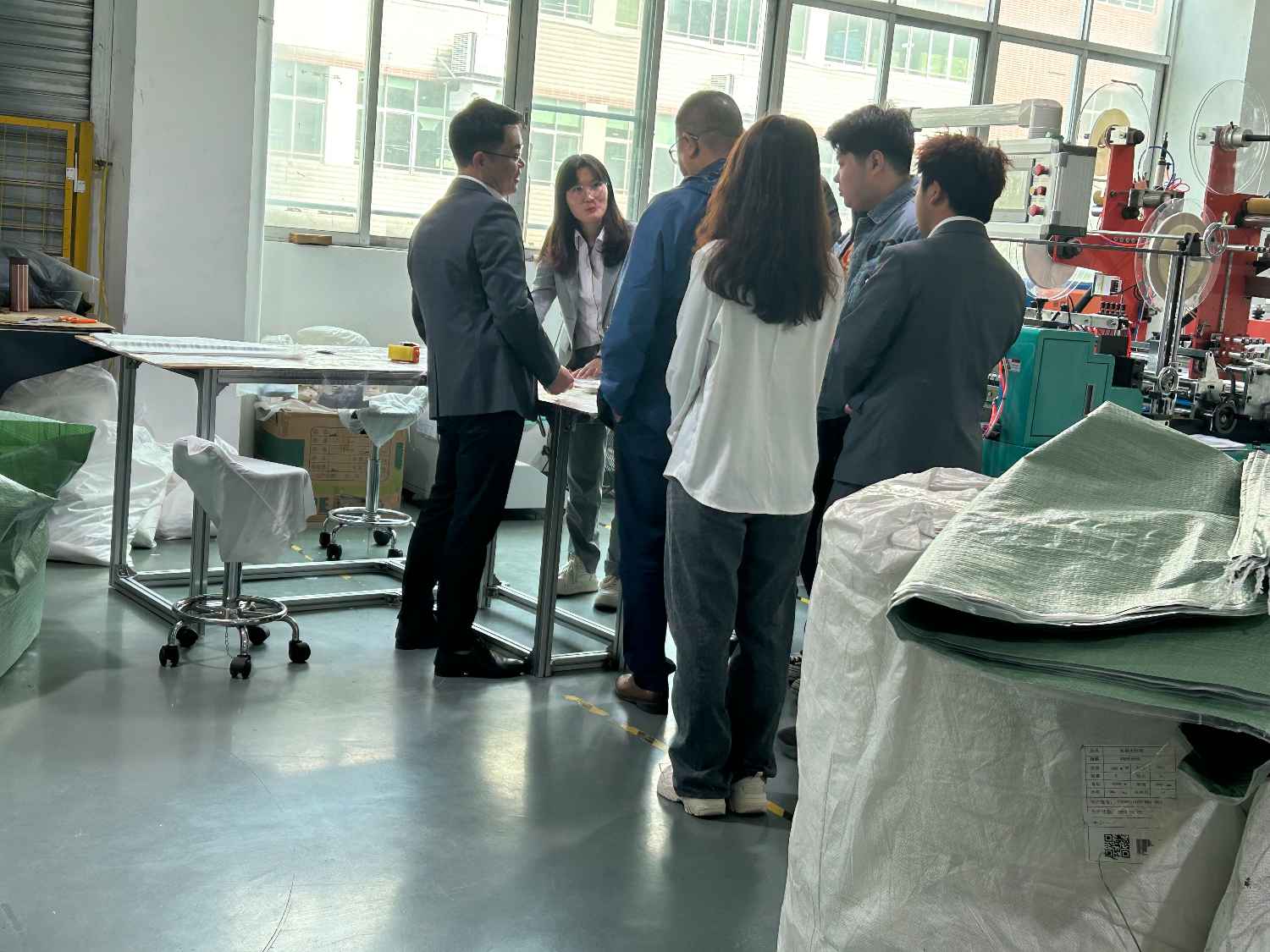 國際合作伙伴深度考察，共謀發(fā)展 —— 外國客戶訪問久信達科技生產(chǎn)車間(圖3)